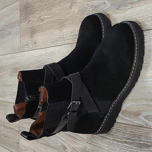Donald Pliner Size 5 Captain Black Suede Bootie NWOT - Picture 1 of 9